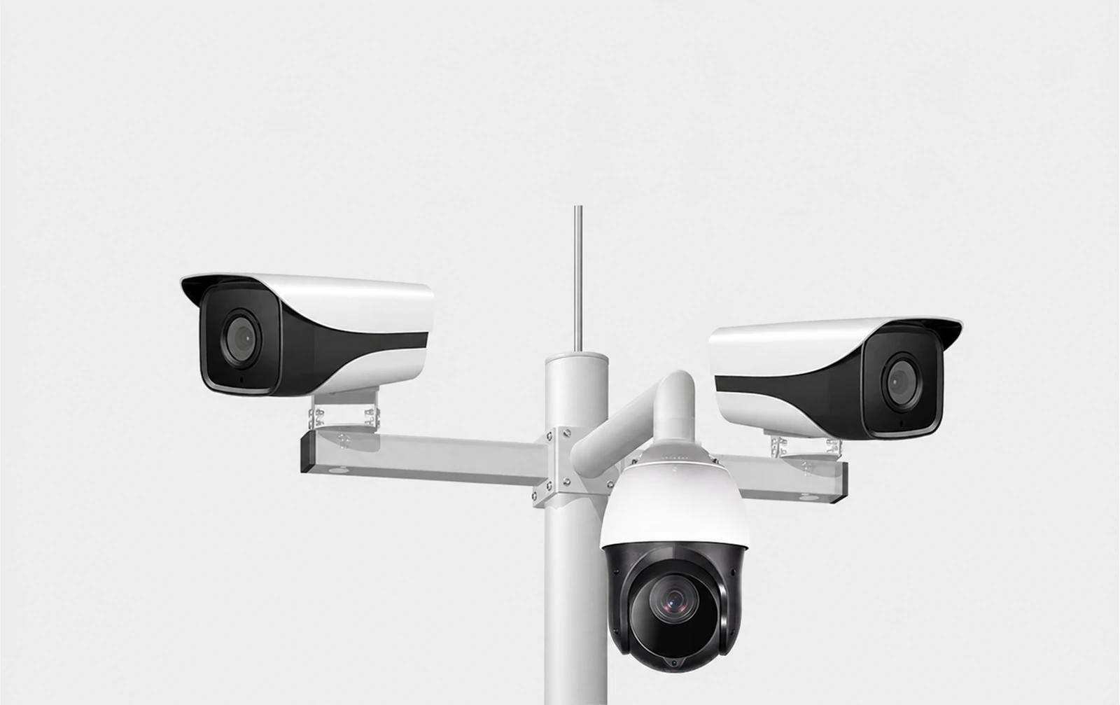 Bevestigingsarmen aan vier zijden met twee bulletcamera's en een PTZ-camera